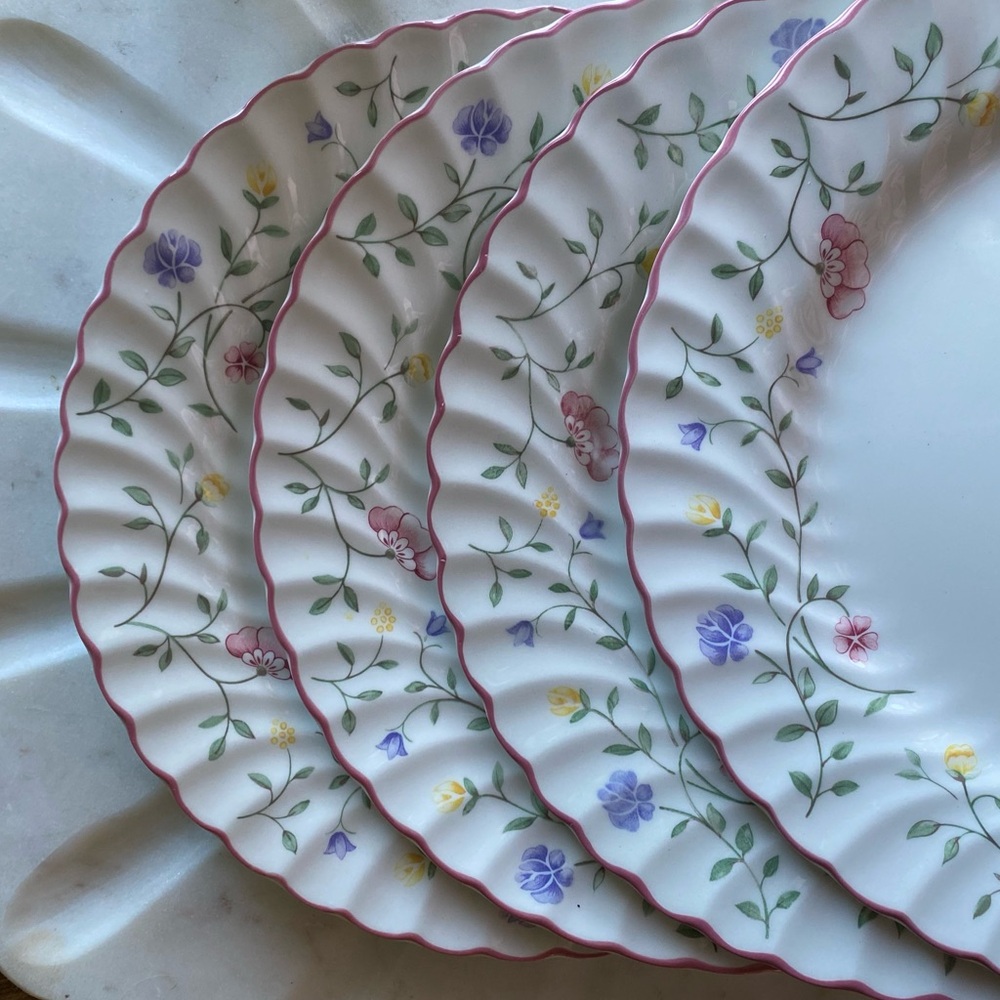 Set of 4 Johnson Brothers Summer Chintz Scalloped + Floral 9.75” Dinner Plates